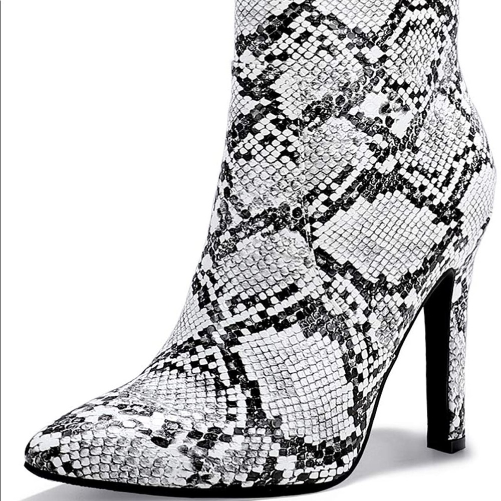 🤍🖤Snakeskin ankle boots 🖤🤍